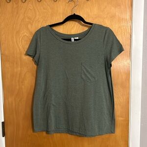 🩵 3 for $10 🩵 Divided H&M green basic pocket t shirt Size M